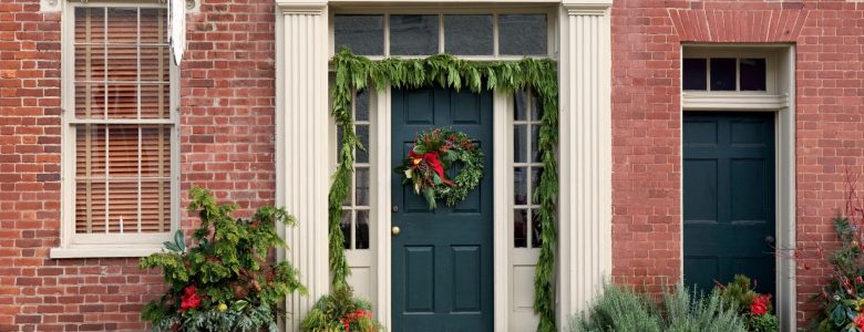 How to decorate and stage your home during the holiday season to attract potential buyers