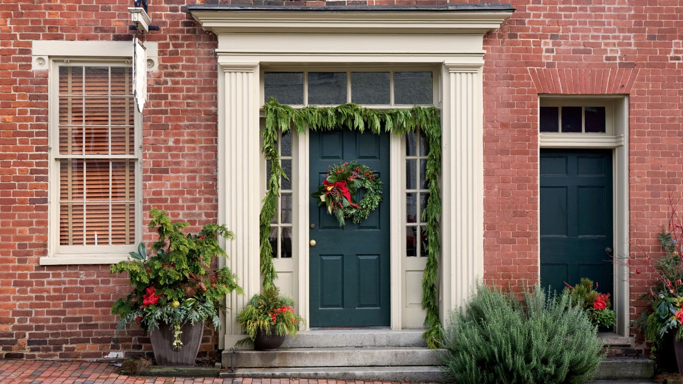 How to decorate and stage your home during the holiday season to attract potential buyers