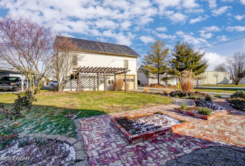 Carriage House with Pergola