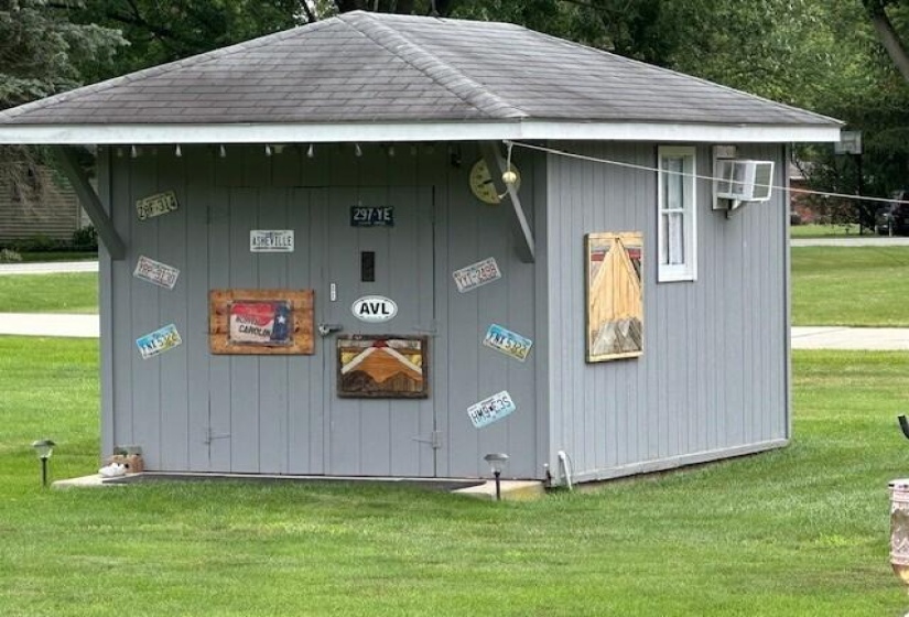133 Knollwood shed