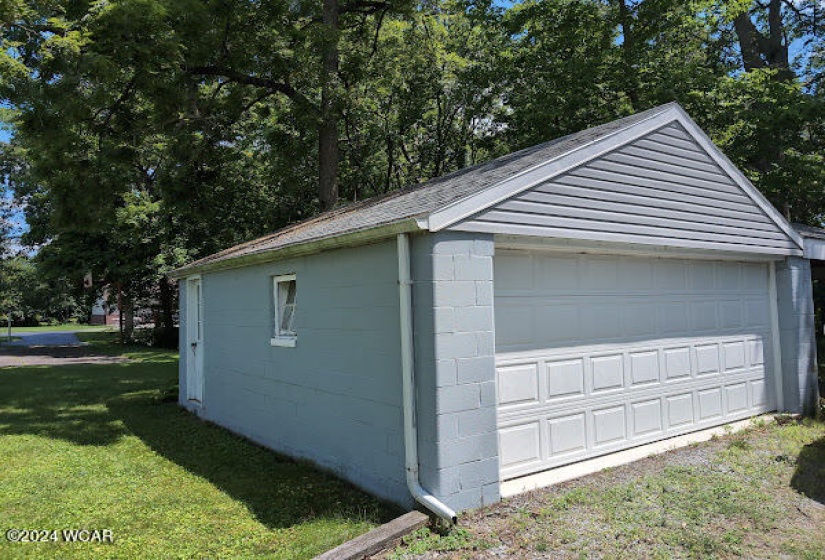 1535-1537 Lakewood 2-car concrete block garage