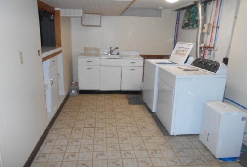 bsmt laundry room