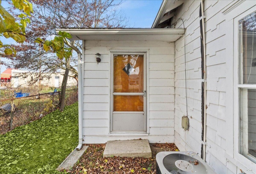 Side entry door to rear bedroom