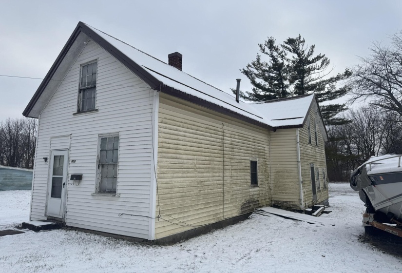 Exterior access to basement