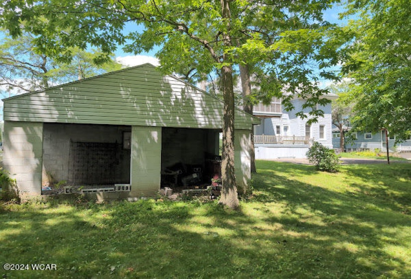 Covered area attached to Garage 1535-1537 Lakewood