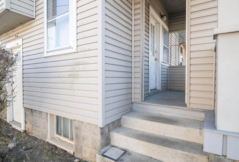 Side entry to porch