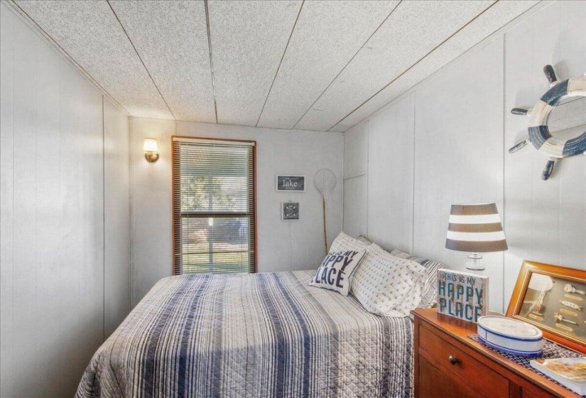 Middle bedroom
