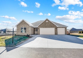 812 Bentley Circle, Troy, Ohio 45373, 3 Bedrooms Bedrooms, ,2 BathroomsBathrooms,Residential,For Sale,Bentley,1036944