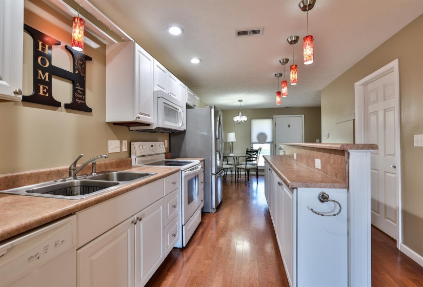 25-Eat-in-Kitchen