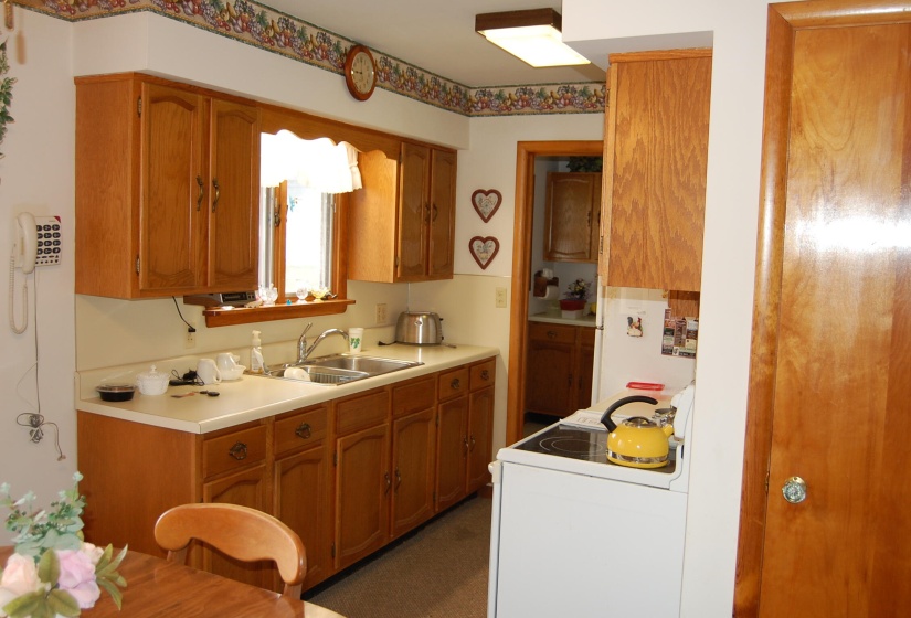 Dining rm to kitchen
