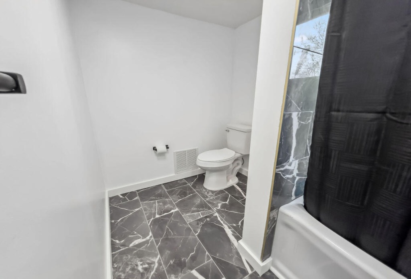 BATHROOM UPSTAIRS