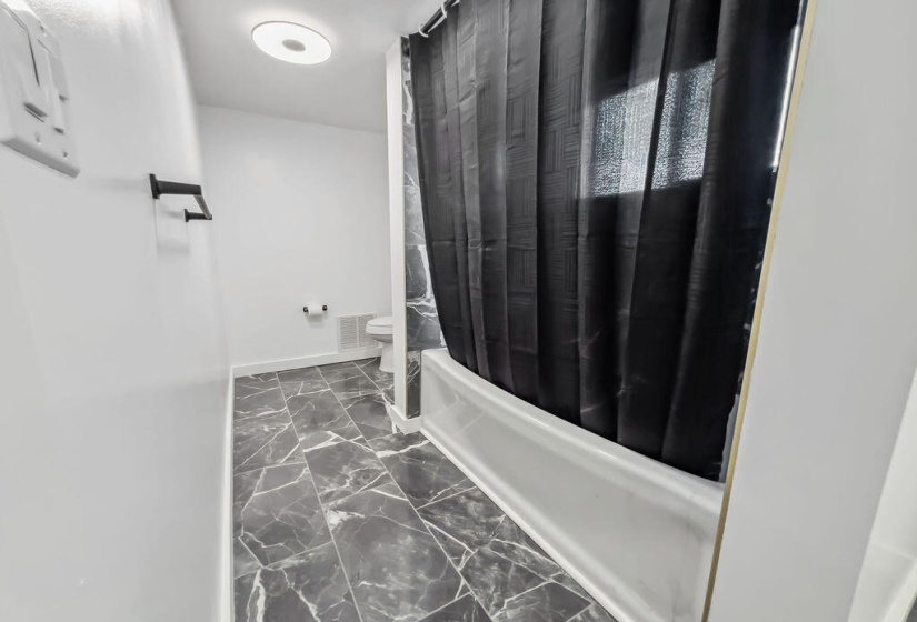 BATHROOM UPSTAIRS
