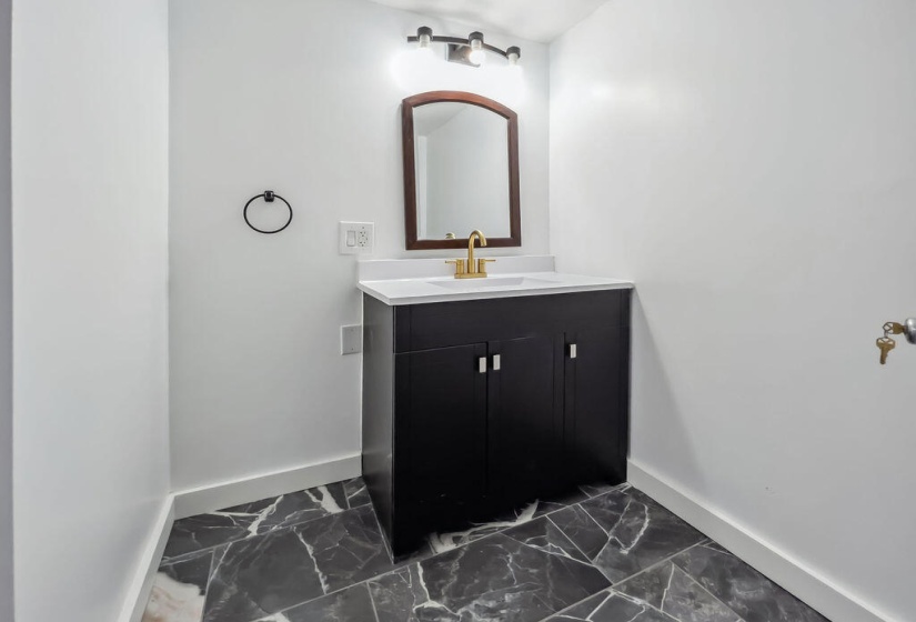 BATHROOM UPSTAIRS
