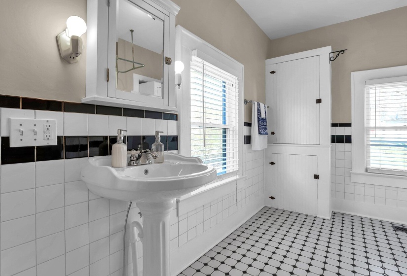 18-web-or-mls-170-n-madison-rd