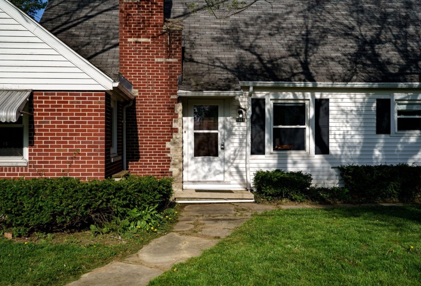 8-web-or-mls-1661-n-central-dr