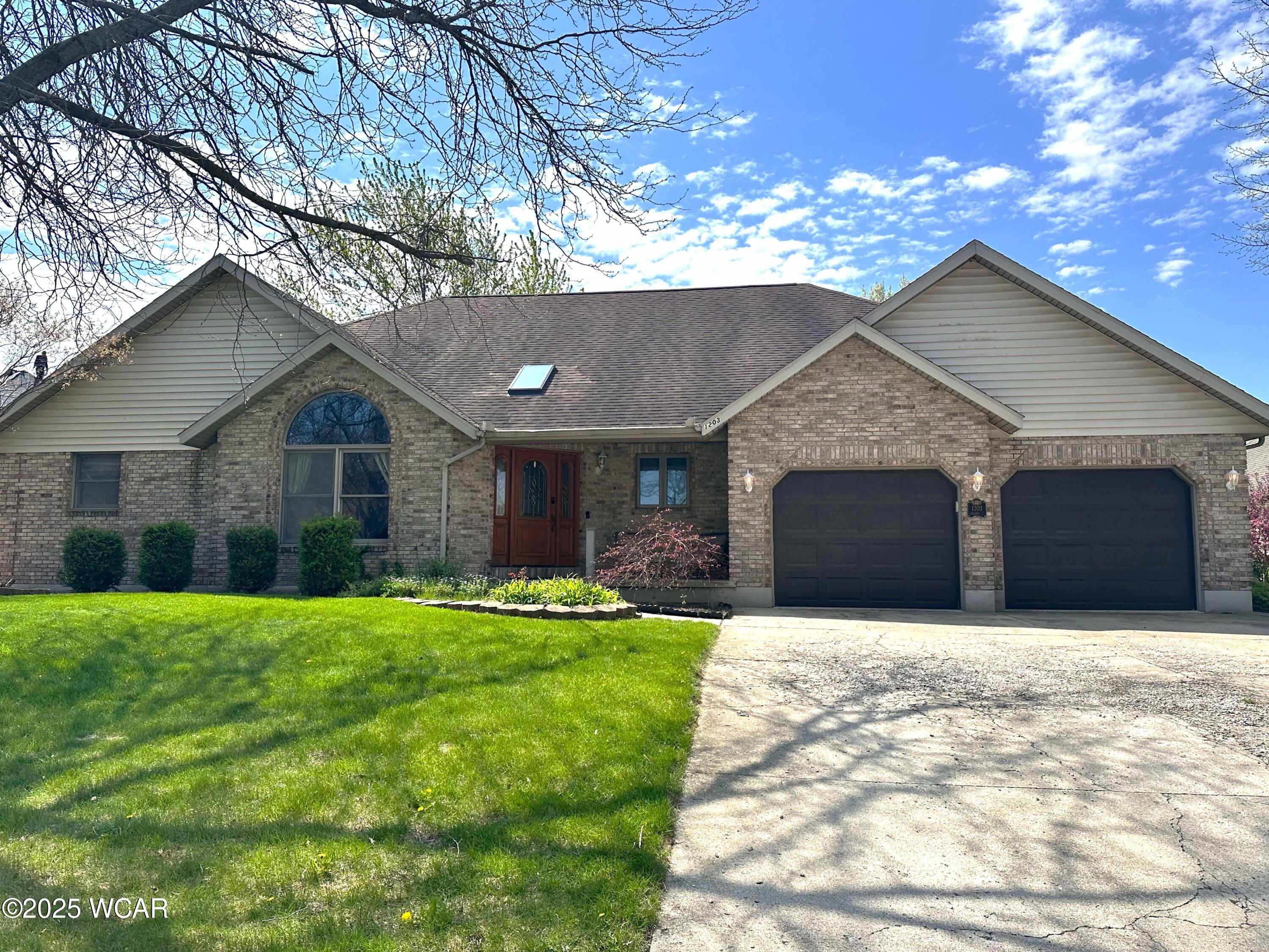 1203 Oakridge Court, Wapakoneta, Ohio
