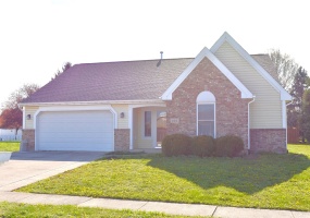 404 Deerwood Drive, Piqua, Ohio 45356, 3 Bedrooms Bedrooms, ,2 BathroomsBathrooms,Residential,For Sale,Deerwood,1038080