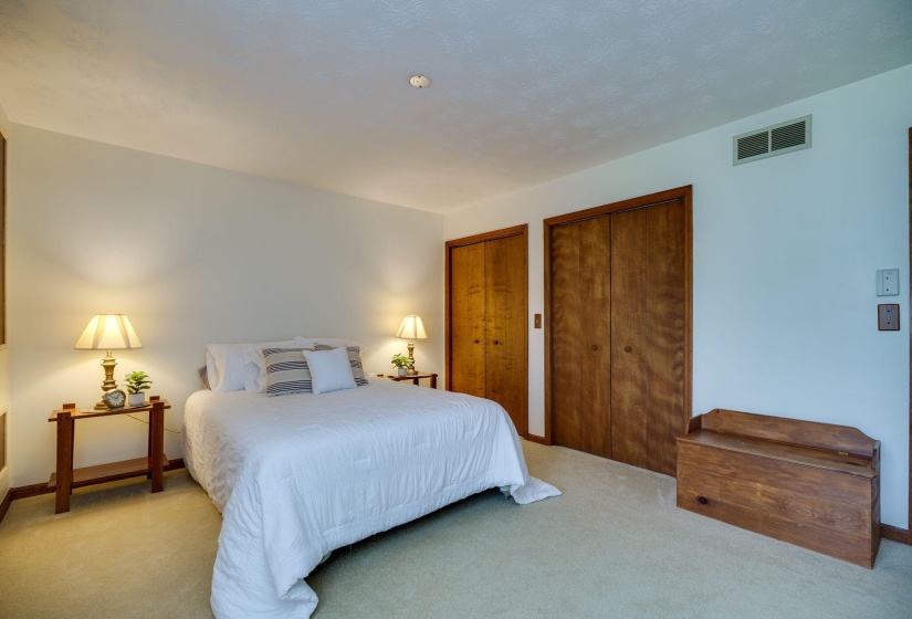 22-web-or-mls-933-oak-lea-dr