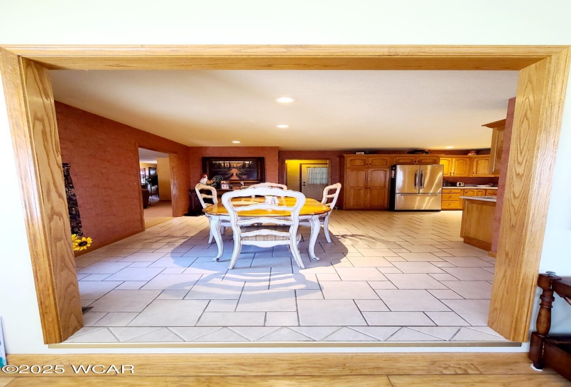 Four-season room towards the kitchen.