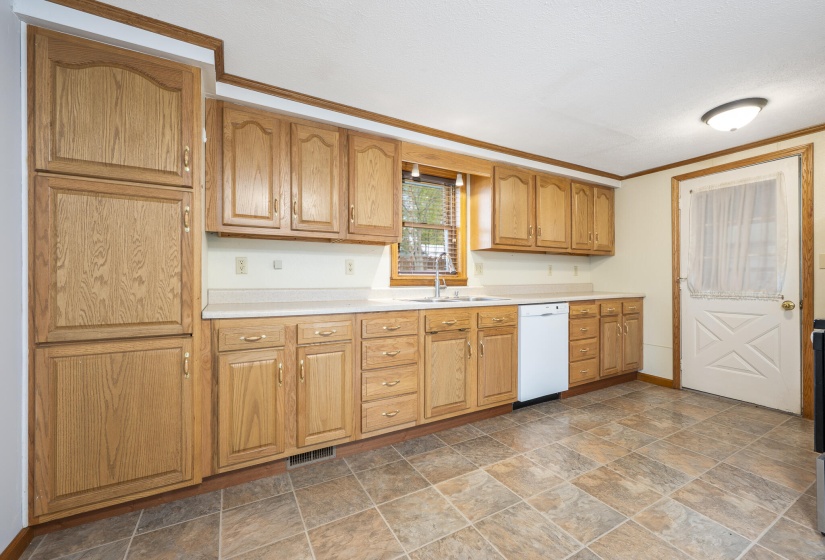 14221 Lakewood Ave-10