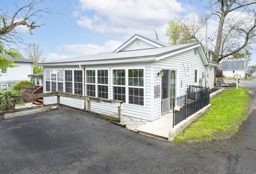 14221 Lakewood Ave-30