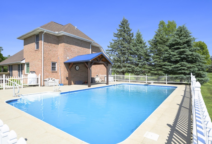 792 CR 5 pool-6