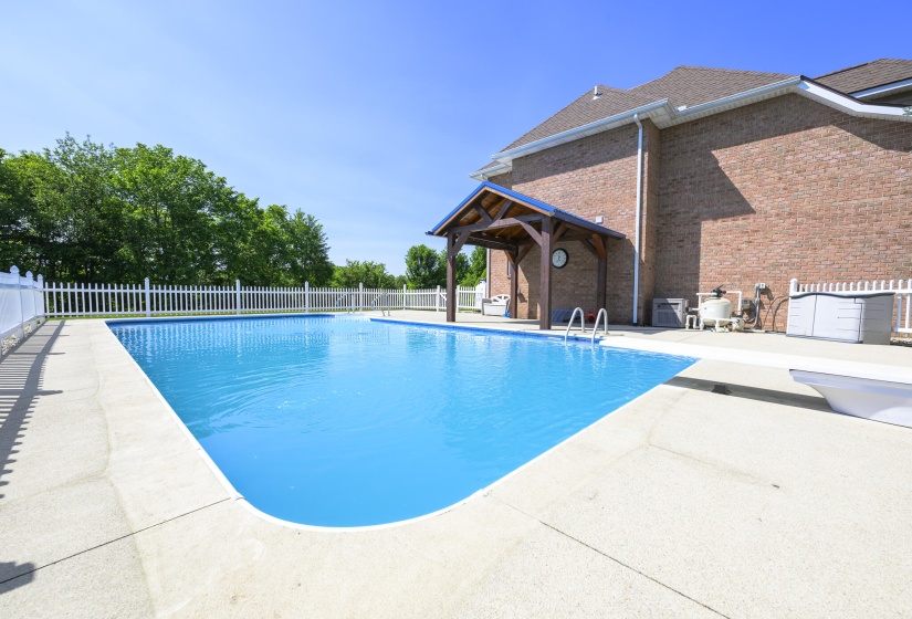 792 CR 5 pool-12