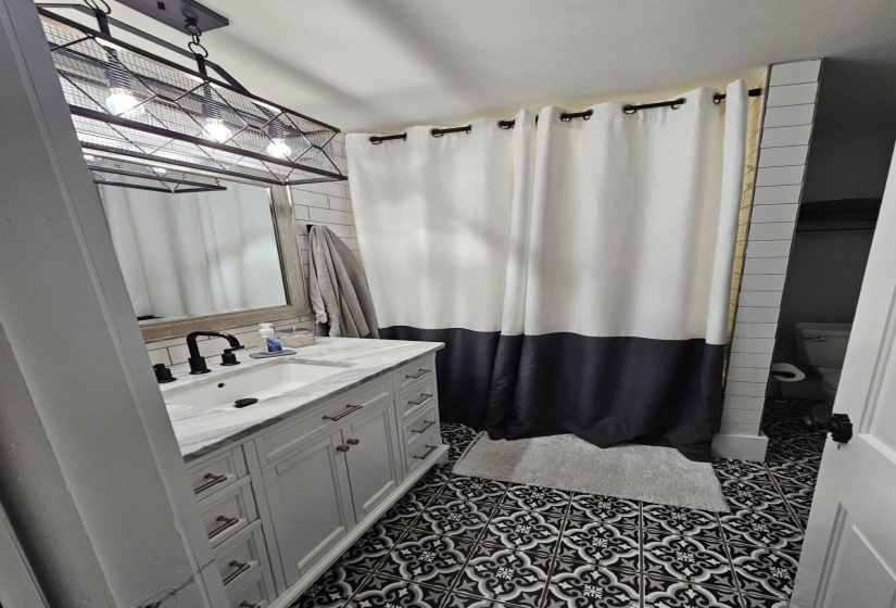 upstairs bathroom2