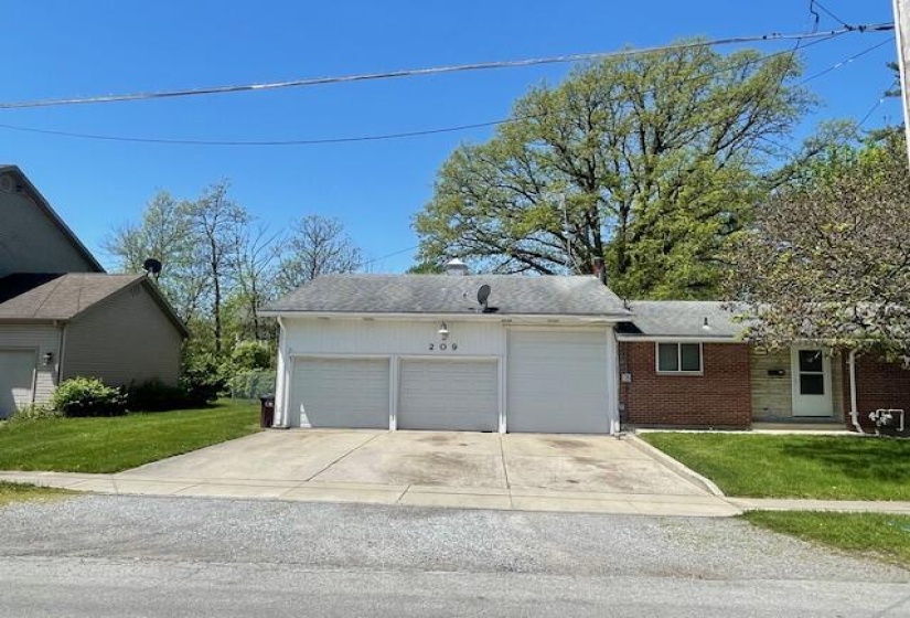3 CAR ATT GARAGE