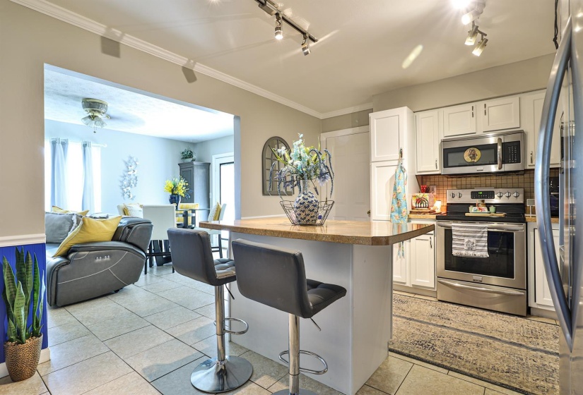25-Eat-in-Kitchen