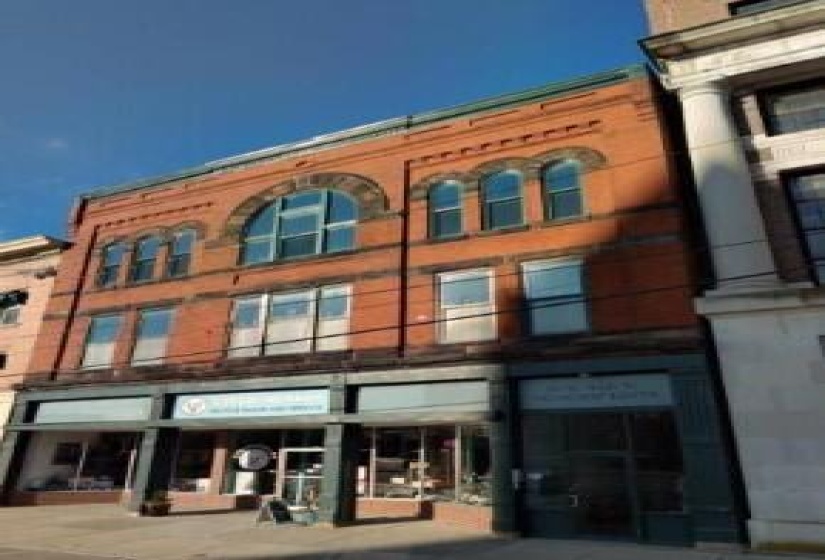 W High St