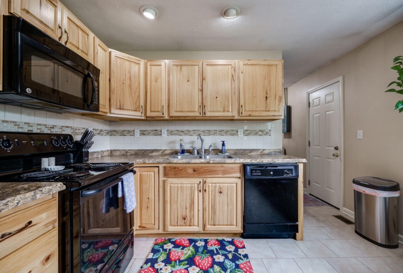 12-web-or-mls-1139-chalet-ave