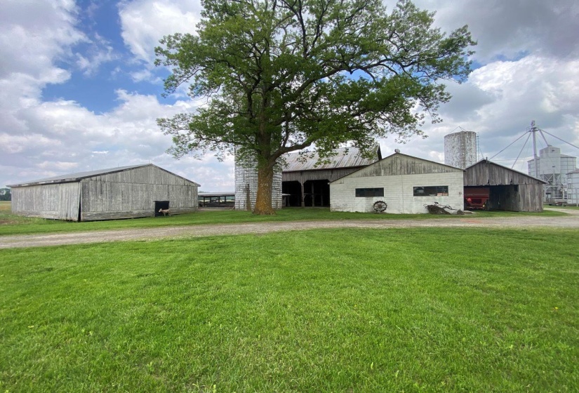 297 S.R. 560 N Barns
