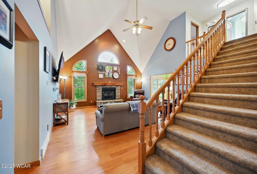 Living Room w Gas Fireplace