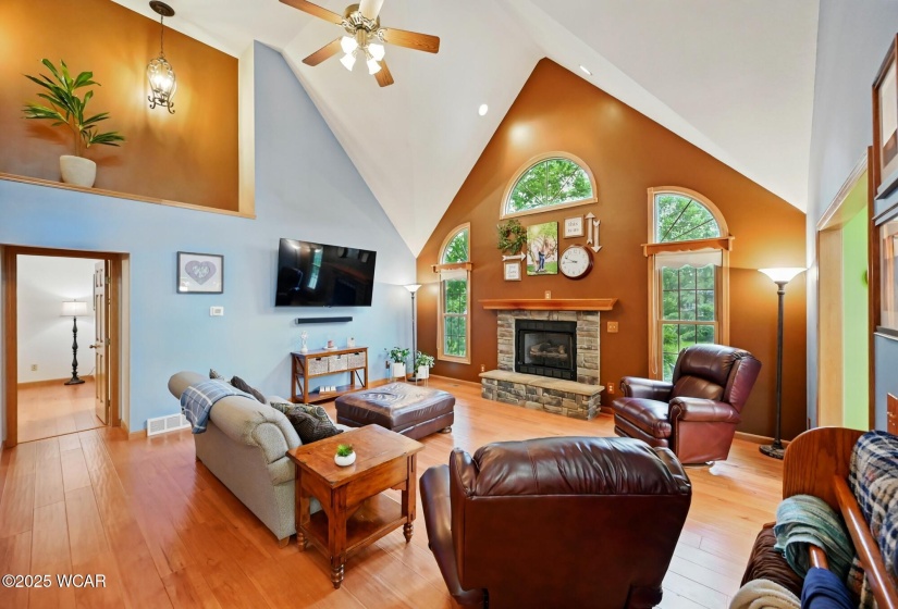 Living Room w Soaring Ceilings