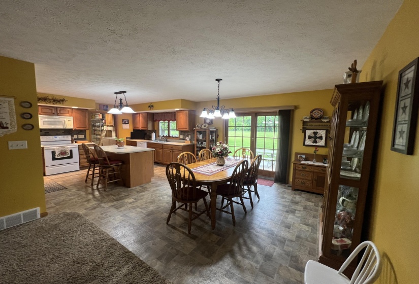 Kitchen/Dining Area