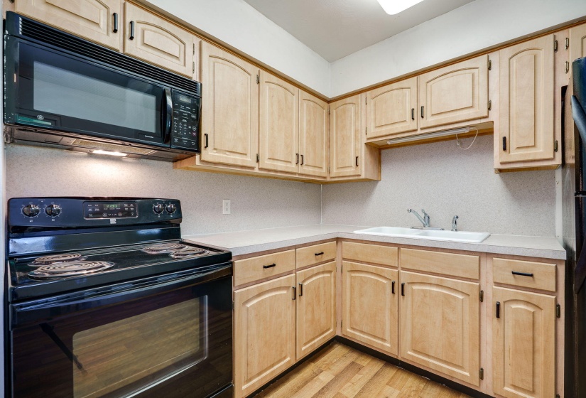 12-web-or-mls-1052-greenfield-dr
