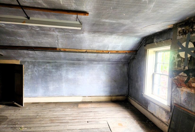upstairs walkthru bedroom 3