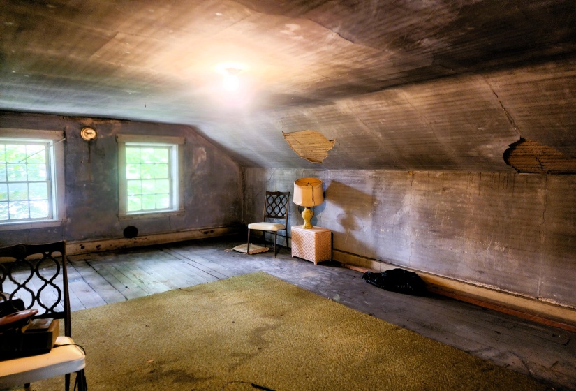 upstairs walkthru bedroom