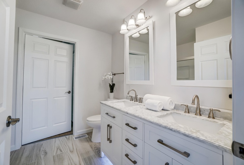 Master bath dual sinks & walk-in shower