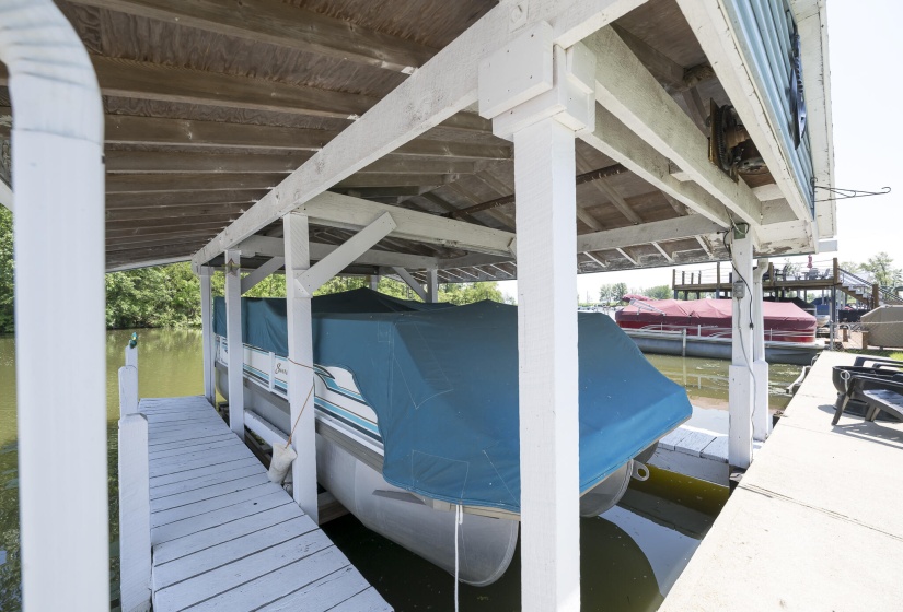 Covered Dock with lift