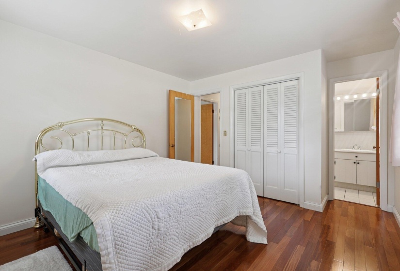 33-web-or-mls-Hickory Dr-1706-033