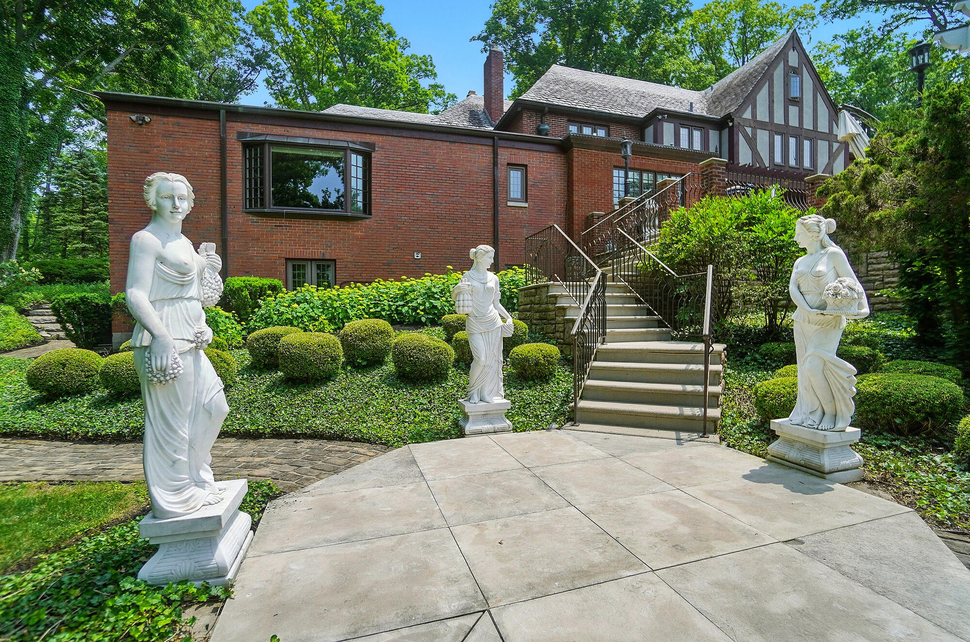2475 Signal Hill Road, Springfield, Ohio 45504