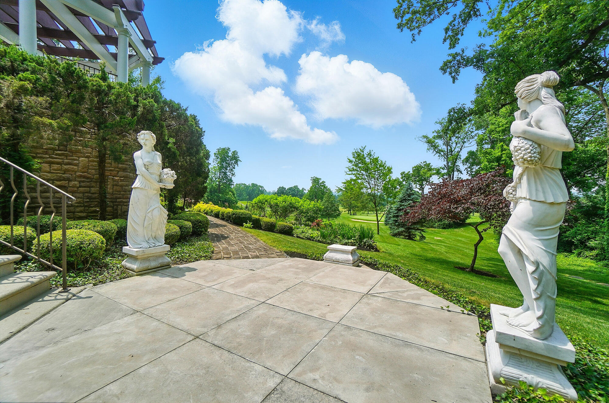 2475 Signal Hill Road, Springfield, Ohio 45504