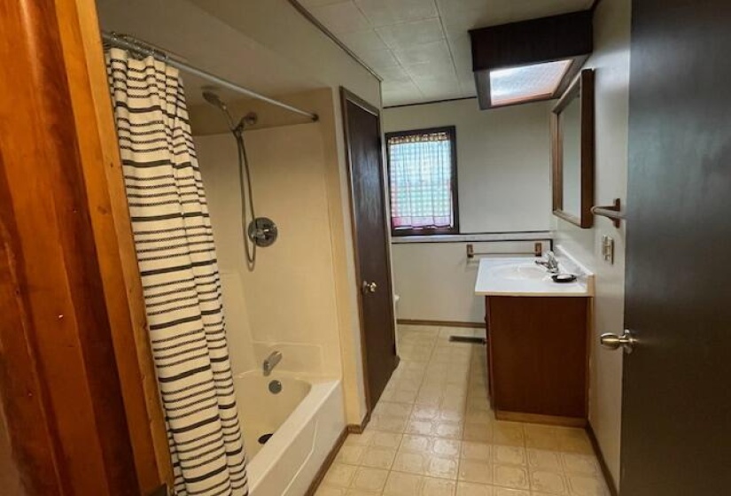 1st floor bath (2)