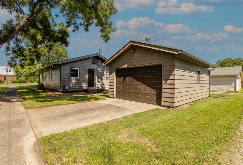 06-Garage with House