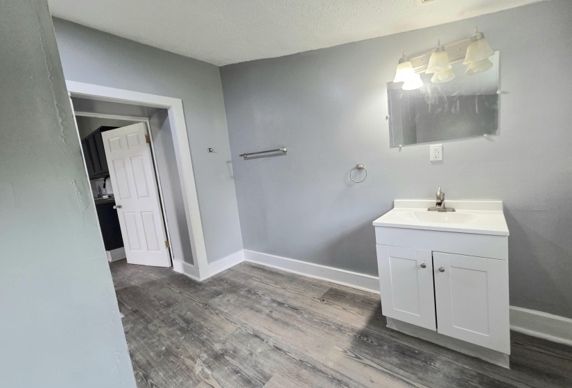 Full Bath / Main Floor