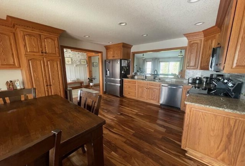 KITCHEN/DINING