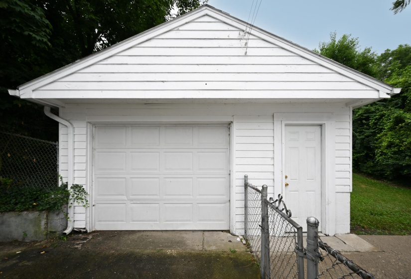 Detached garage