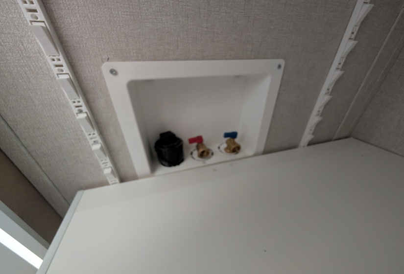 Washer/Dryer hookups